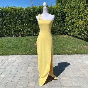 Beautiful one shoulder yellow gown with a slit. Perfect for any occasion. Size 4